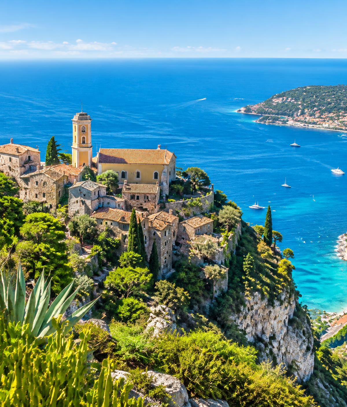 Hilltop village of Èze above the turquoise Mediterranean